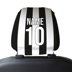 K&ouml;nnte beinhalten: Schwarz-wei&szlig;e gestreifte Kopfst&uuml;tzenabdeckung f&uuml;r Autositze mit dem Text "NAME 10" in Wei&szlig;.