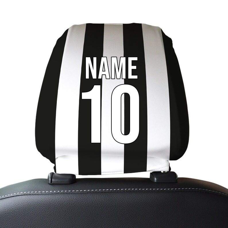K&ouml;nnte beinhalten: Schwarz-wei&szlig;e gestreifte Kopfst&uuml;tzenabdeckung f&uuml;r Autositze mit dem Text "NAME 10" in Wei&szlig;.
