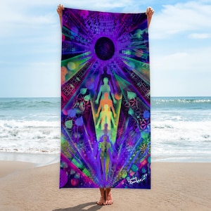 Könnte beinhalten: Ein lebendiges Strandtuch mit einem farbenfrohen, psychedelischen Design. Das Kunstwerk zeigt silhouettenartige Figuren in Lila-, Grün- und Gelbtönen, die von einem zentralen dunklen Kreis ausgehen. Das Tuch wird vor einem Strand- und Ozeanhintergrund gehalten.