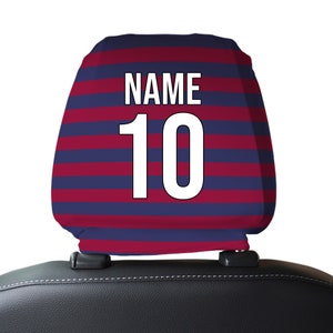 Op de afbeelding: Rode en blauwe gestreepte autostoel hoofdsteunhoes met de tekst "NAME 10" in wit.