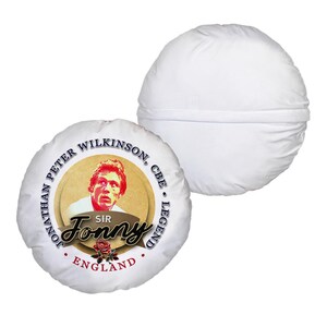 Può includere: Cuscino rotondo bianco con un'immagine stampata del giocatore di rugby Jonny Wilkinson. L'immagine include il testo "Sir Jonny, Jonathan Peter Wilkinson, CBE, Leggenda, Inghilterra".