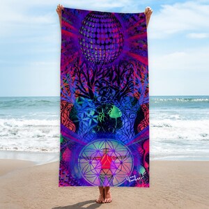 Könnte beinhalten: Ein lebendiges Strandtuch mit psychedelischem Design, das eine große, lila Discokugel, Baumsilhouetten und geometrische Muster zeigt. Das Tuch wird vor einem Strandhintergrund gehalten und zeigt ein farbenfrohes, künstlerisches Design mit der Signatur des Künstlers.