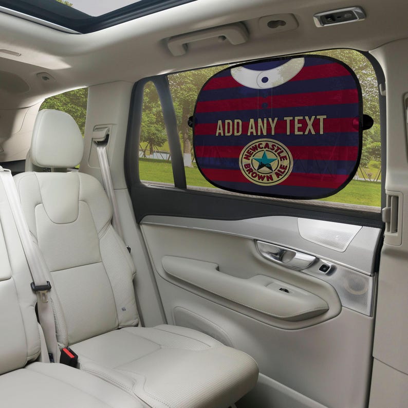 Puede incluir: Parasol de ventana de coche con un dise&ntilde;o de rayas rojas y azules, con el texto "ADD ANY TEXT" y un logotipo de "Newcastle Brown Ale". El parasol es circular y tiene bordes negros.
