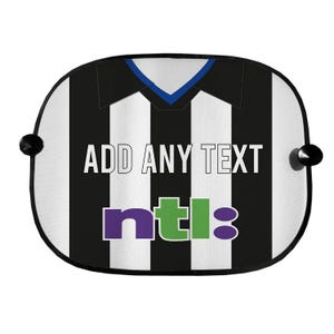 K&ouml;nnte beinhalten: Ein ovales Sonnenschutzschild mit schwarz-wei&szlig;em Streifenmuster, das einem Sporttrikot &auml;hnelt. Der Text "ADD ANY TEXT" ist zu sehen, zusammen mit dem Logo "ntl:" in Lila und Gr&uuml;n. Es hat zwei schwarze Saugn&auml;pfe.