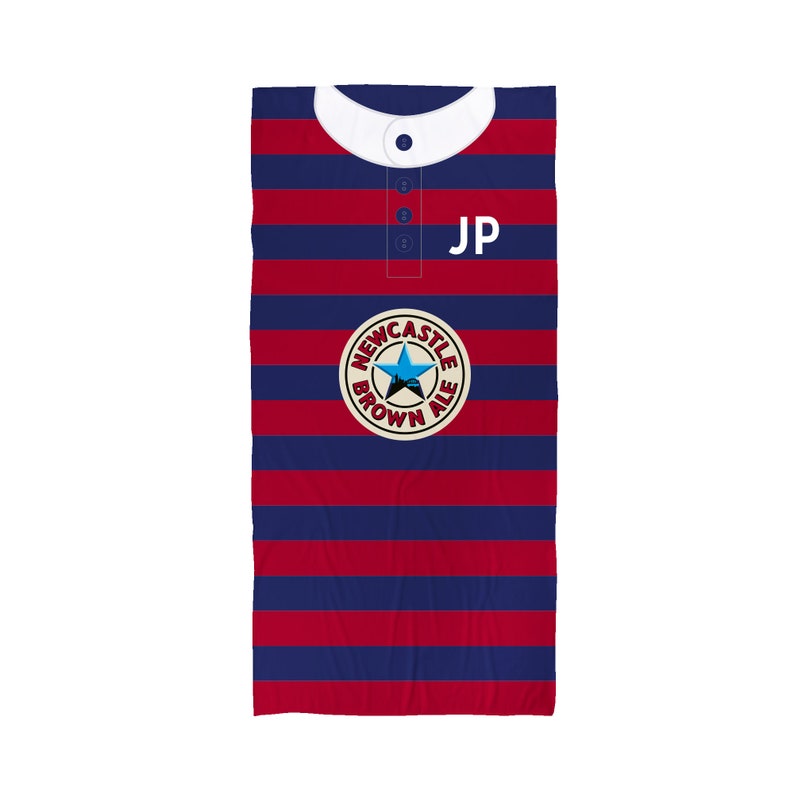 Peut inclure: Un maillot ray&eacute; rouge et bleu avec un col blanc et un logo Newcastle Brown Ale. Le maillot porte les initiales "JP" sur le devant.