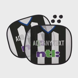 K&ouml;nnte beinhalten: Zwei Autosonnenschutzblenden mit einem schwarz-wei&szlig; gestreiften Design, das einem Fu&szlig;balltrikot &auml;hnelt. Der Text "ADD ANY TEXT" ist auf der Vorderseite aufgedruckt. Enth&auml;lt mehrere schwarze Saugn&auml;pfe.