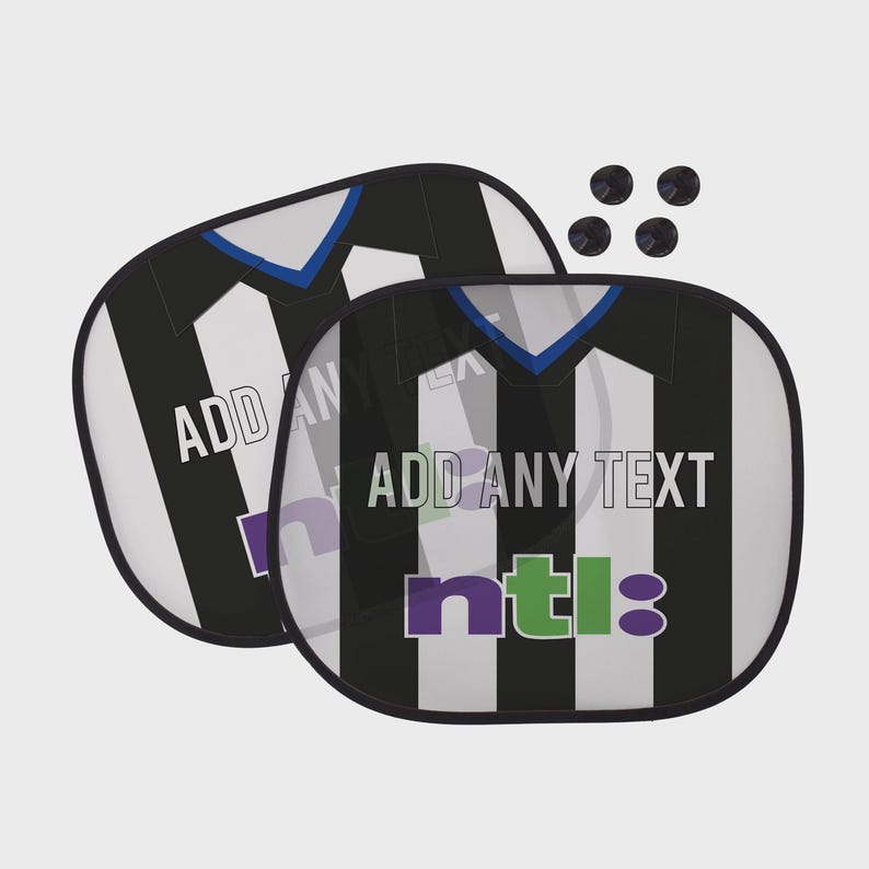 K&ouml;nnte beinhalten: Zwei Autosonnenschutzblenden mit einem schwarz-wei&szlig; gestreiften Design, das einem Fu&szlig;balltrikot &auml;hnelt. Der Text "ADD ANY TEXT" ist auf der Vorderseite aufgedruckt. Enth&auml;lt mehrere schwarze Saugn&auml;pfe.