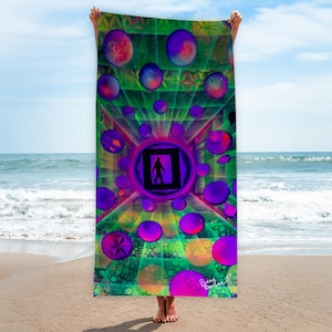 Könnte beinhalten: Ein Strandtuch mit einem lebendigen, psychedelischen Design. Das Tuch zeigt ein zentrales Bild einer Person, die durch eine Tür geht, umgeben von lila Kugeln und geometrischen Mustern auf grünem Hintergrund. Die Signatur des Künstlers befindet sich unten rechts.