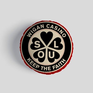 以下が含まれることがあります： 「Wigan Casino Keep the Faith」という文字と、中に「S.O.U.L.」の文字が書かれた四つ葉のクローバーが描かれた、赤と黒の丸いクッションです。