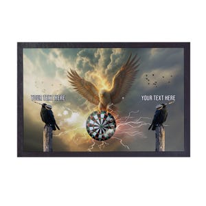 Könnte beinhalten: Ein Dartboard mit einem goldenen Adler-Design, umgeben von Blitzen und zwei schwarzen Vögeln mit Pfeilen in ihren Schnäbeln. Der Text "YOUR TEXT HERE" erscheint auf beiden Seiten des Dartboards.