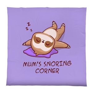Può includere: Uno sfondo viola con un bradipo dei cartoni animati che dorme su un cuscino viola. Il bradipo ha la pelliccia marrone e gli occhi chiusi. Il testo "Mum's Snoring Corner" è scritto sotto il bradipo.
