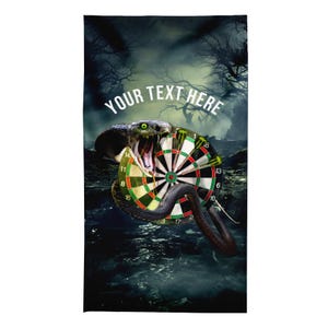 Pode incluir: Uma cobra preta envolve um alvo de dardos verde e vermelho com os números de 1 a 20. O fundo é uma cena de floresta escura com o texto "YOUR TEXT HERE" em branco.