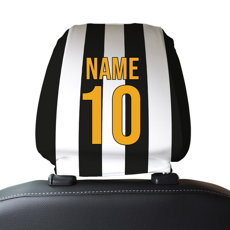 Puede incluir: Funda para reposacabezas de asiento de coche a rayas blancas y negras con el nombre "NAME" y el n&uacute;mero "10" en amarillo.