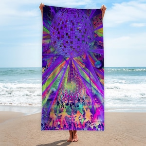 Könnte beinhalten: Ein lebendiges Strandtuch mit einer großen lila Discokugel und farbenfrohen Lichtstrahlen. Das Design zeigt Silhouetten tanzender Menschen vor einem psychedelischen Hintergrund mit geometrischen Mustern. Das Tuch wird an einem Sandstrand gehalten.