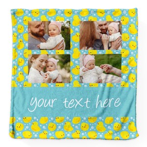 Puede incluir: Una manta para bebé con un fondo azul claro con patitos de goma amarillos y burbujas. La manta tiene cuatro marcos de fotos con fotos de un bebé y su familia. La sección inferior tiene el texto "your text here".