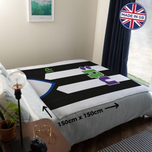 Puede incluir: Una manta de tiro a rayas blancas y negras con un dise&ntilde;o de camiseta de f&uacute;tbol. La manta mide 150 cm por 150 cm. La camiseta tiene las letras "JP" en la parte delantera y el n&uacute;mero "11" en la parte posterior. La manta est&aacute; hecha en el Reino Unido.