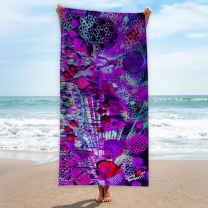 Könnte beinhalten: Ein lebendiges Strandtuch mit einem psychedelischen Design in Lila-, Rosa- und Grüntönen. Das Tuch zeigt geometrische Muster, abstrakte Formen und den Text "Penny Bomber !!" in der unteren rechten Ecke. Das Tuch wird an einem Sandstrand hochgehalten.