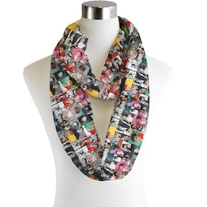 Może przedstawiać: Szal typu infinity z kolażem czarno-białych i kolorowych zdjęć. Szal jest owinięty wokół manekina. Obrazy są ułożone w siatkę i zawierają portrety znanej aktorki.