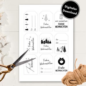 Könnte beinhalten: Ein Bogen mit druckbaren Weihnachtsgeschenkanhängern mit schwarz-weißen Designs. Die Anhänger zeigen festliche Illustrationen von Weihnachtsbäumen, Häusern und Kränzen sowie den Text "Frohe Weihnachten" und "Digitaler Download". Eine Schere und Bindfaden sind ebenfalls im Bild.