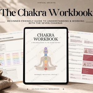 Può includere: Un tablet digitale che mostra la copertina di un quaderno di esercizi sui chakra con una figura seduta e sette punti chakra colorati. Sono visibili due pagine aggiuntive che riportano informazioni sui sette centri e sul chakra della radice.