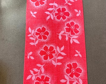 Vintage retro mid century bright pink floral towel by Green Hills | 150cm x 77cm