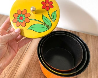 Vintage retro 1970s nesting flower power daisy lacquerware snack bowls (with 1 lid) | 14cm diameter (largest)