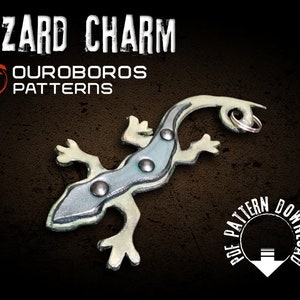 Könnte beinhalten: Ein hellgrüner Leder-Echsen-Anhänger mit silbernen Akzenten. Der Anhänger ist an einem silbernen Ring befestigt. Der Anhänger ist ein herunterladbares PDF-Muster von Ouroboros Patterns.