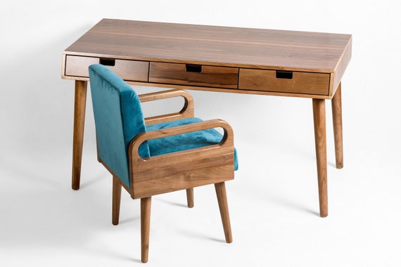 Sleek online writing desk