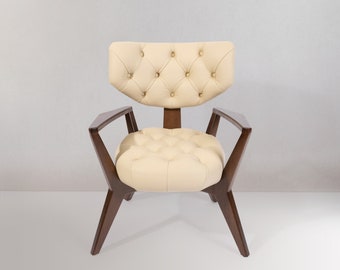 Sillón Kendall Lounge de madera maciza con acabado en piel