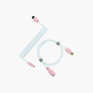Könnte beinhalten: Ein weißes, spiralförmiges USB-Kabel mit hellrosa Anschlüssen und einem geraden weißen Kabelabschnitt, ausgestattet mit einem USB-A-Stecker, einem runden fünfpoligen Anschluss und zwei kleinen grauen Kabelclips für Computerperipheriegeräte.