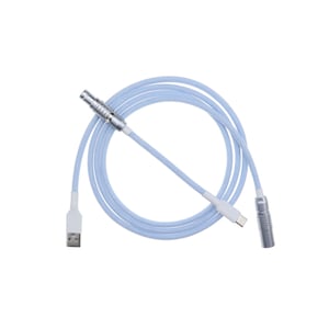 Op de afbeelding: Lichtblau gekrulde kabel met zilveren en witte connectoren. De kabel heeft een USB-A-connector en een USB-C-connector. Ontworpen voor gegevensoverdracht en opladen.