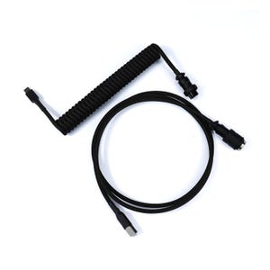 Puede incluir: Un cable negro en espiral con conectores en cada extremo. El cable está diseñado con una sección en espiral y una sección recta, y tiene un conector USB-C. Los conectores son negros y cilíndricos.