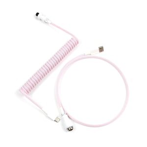 Puede incluir: Un conjunto de cables para teclado de color rosa. Incluye una sección en espiral y una sección recta que forma un bucle. Los conectores son blancos y negros, con extremos USB-A y USB-C. Ideal para teclados.
