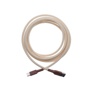 Könnte beinhalten: Ein beiges USB-C-zu-USB-A-Ladekabel. Das Kabel ist aufgerollt und hat eine geflochtene Textur. Die Anschlüsse sind dunkelbraun. Der Hintergrund ist weiß.