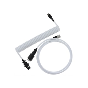 Op de afbeelding: Witte opgerolde USB-kabel met zwarte connectoren en een USB-C-connector. De kabel wordt tegen een witte achtergrond getoond. Het opgerolde gedeelte van de kabel is strak opgerold.