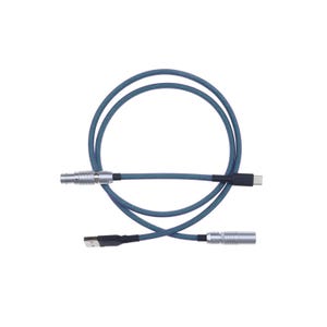 Puede incluir: Un cable trenzado azul con conectores plateados y negros. El cable está enrollado en forma circular, con un conector USB y un conector USB-C en los extremos opuestos.