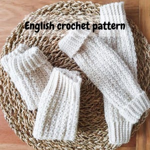 Könnte beinhalten: Zwei beigefarbene Häkel-Handwärmer auf einem geflochtenen Strohhintergrund. Das Bild enthält den Text "English crochet pattern".
