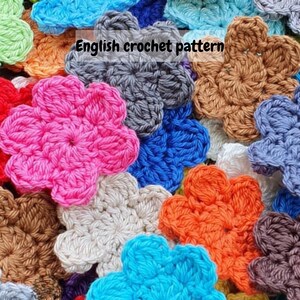 Könnte beinhalten: Eine Sammlung von bunten gehäkelten Blumenformen in verschiedenen Farben, darunter Pink, Blau, Orange, Braun und Grau. Die Blumen sind alle in einem ähnlichen Stil gehäkelt, mit fünf Blütenblättern und einem Loch in der Mitte. Das Bild enthält den Text "English crochet pattern".