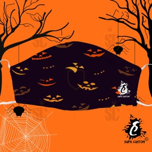 Peut inclure: Un masque facial sur le thème d'Halloween avec un fond violet foncé et des visages de citrouilles orange. Le masque a des boucles d'oreilles blanches et est placé sur un fond orange avec des silhouettes d'arbres noirs et des détails de toiles d'araignées.