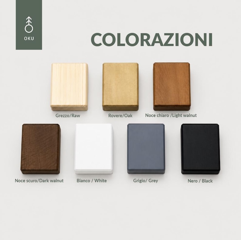 Peut inclure: Sept blocs rectangulaires en bois dispos&eacute;s sur deux rang&eacute;es, pr&eacute;sentant diverses finitions &eacute;tiquet&eacute;es Raw, Oak, Light walnut, Dark walnut, White, Grey et Black. Le logo OKU et le texte COLORAZIONI figurent dans le coin sup&eacute;rieur gauche.
