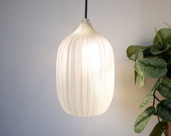 Pendellampa med blomformad bioplastskärm. Miljövänlig design, perfekt för att skapa en välkomnande atmosfär.