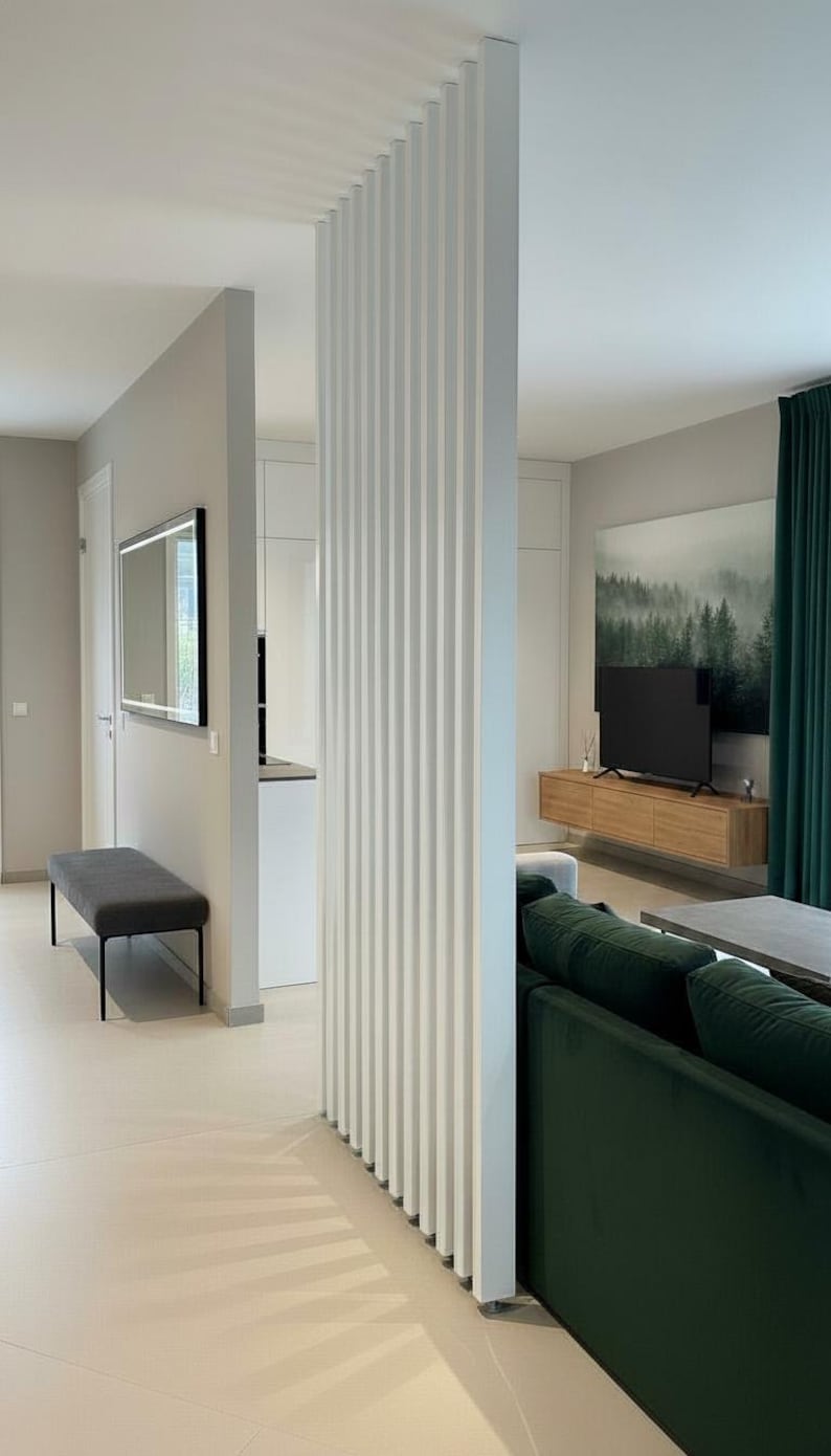 Peut inclure: Un s&eacute;parateur de pi&egrave;ce &agrave; lattes verticales blanches se dresse au centre d'une pi&egrave;ce, compos&eacute; d'une s&eacute;rie de panneaux rectangulaires parall&egrave;les et r&eacute;guli&egrave;rement espac&eacute;s qui s'&eacute;tendent du sol au plafond, cr&eacute;ant une cloison semi-transparente.