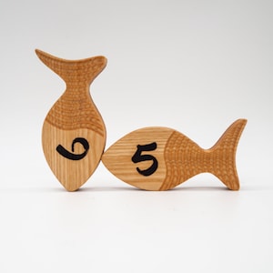 Segnaposto in legno naturale a forma di pesce, ideale per eventi eco-friendly Finitura artigianale, scene a tema marino