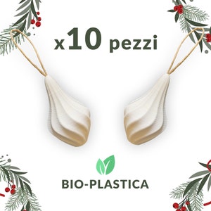 Può includere: Due ornamenti a forma di goccia, bianchi, con una superficie strutturata e un anello di spago naturale per appenderli. Il testo "x10 pezzi" è sopra gli ornamenti. Il testo "BIO-PLASTICA" e un logo a forma di foglia verde sono in basso.
