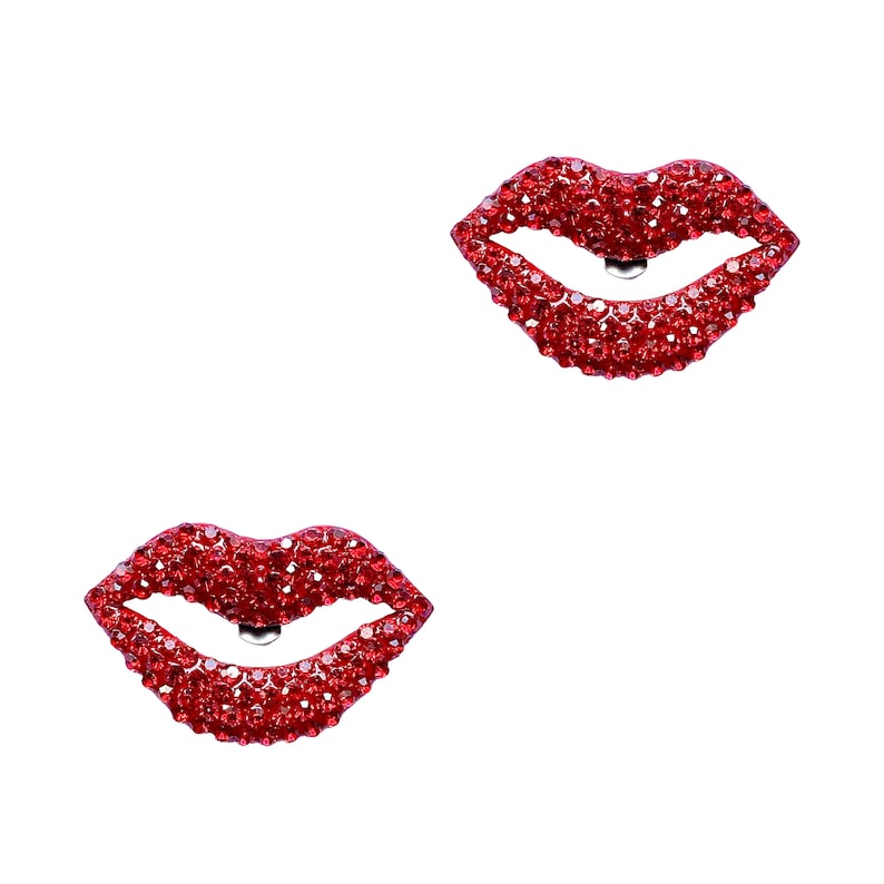 Op de afbeelding: Een paar rode strass-lippen oorbellen. De oorbellen zijn gevormd als een paar lippen en zijn bedekt met rode strass.