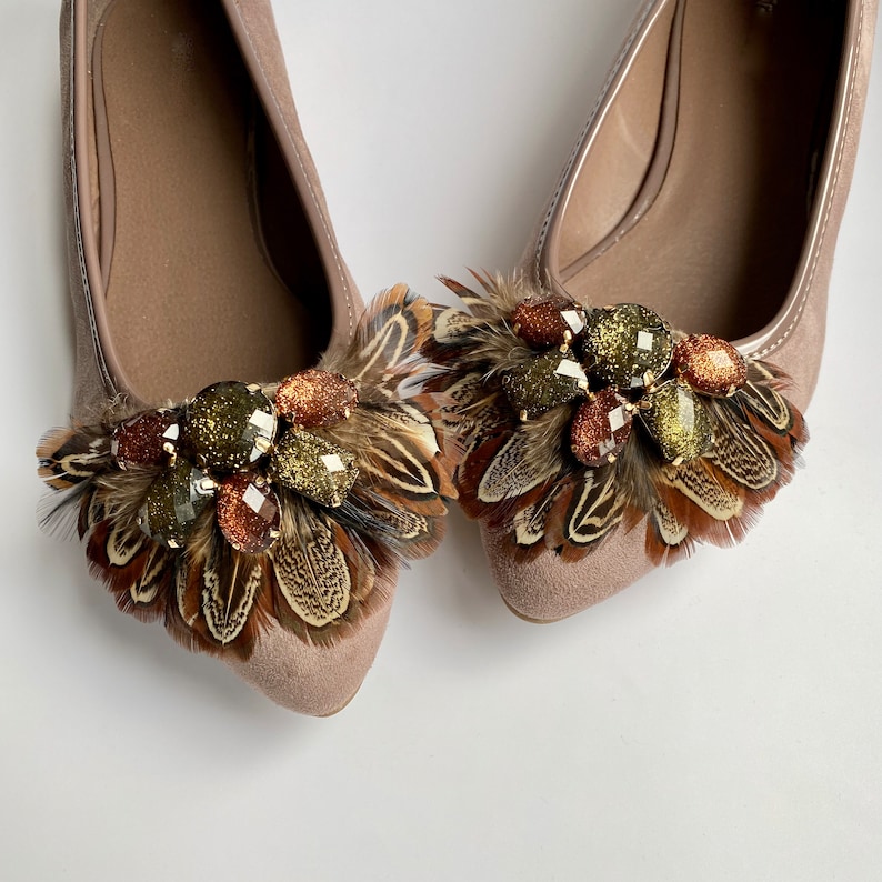 Clip per scarpe con piume London brown un paio immagine 1