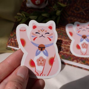 Illustrazione adesiva Maneki neko, folklore giapponese, adesivo con bordo trasparente