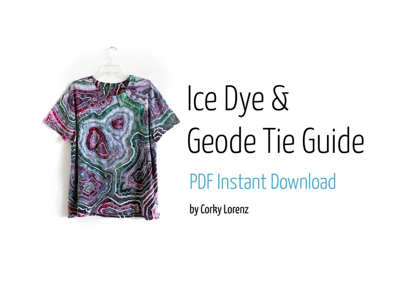Puede incluir: Una camiseta con un patr&oacute;n de te&ntilde;ido anudado de geoda en tonos de rosa, morado, verde y negro. El texto "Ice Dye & Geode Tie Guide" y "PDF Instant Download" se muestra debajo de la camiseta. El texto "by Corky Lorenz" se muestra debajo del texto de descarga.