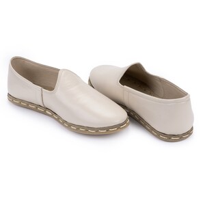 Hombres crema zapatos de cuero hechos a mano, cuero slip on, zapatos tradicionales, loafer de cuero, zapatos vintage, zapatos planos de cuero, zapatos auténticos
