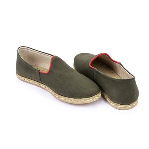 Hombres color verde Nubuck zapatos de cuero hechos a mano, loafer de cuero, zapatos de diseñador, zapatos únicos, slip on hecho a mano, zapatos planos hechos a mano